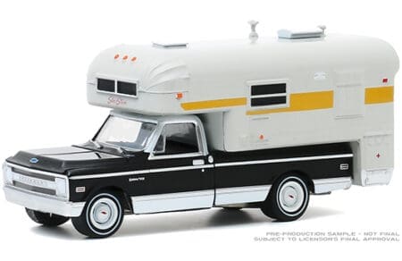 Greenlight 1:64 Hobby Exclusive - 1969 Chevrolet C-10 Cheyenne with Silver Streak Camper (Black/White)