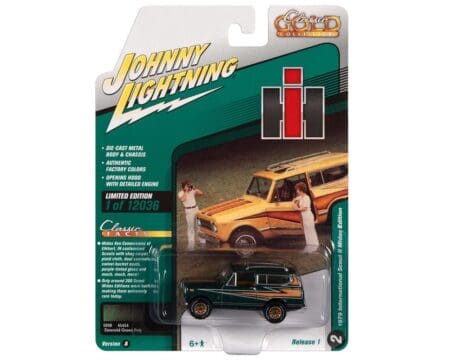 Johnny Lightning 1:64 1979 International Scout II Midas Edition (Emerald Green Poly) - Classic Gold 2022 Release 1 Version A Limited Edition
