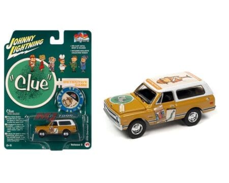 Johnny Lightning 1:64 Pop Culture 2022 Release 2 - Vintage Clue 1970 Chevy Blazer Token Solid Pack