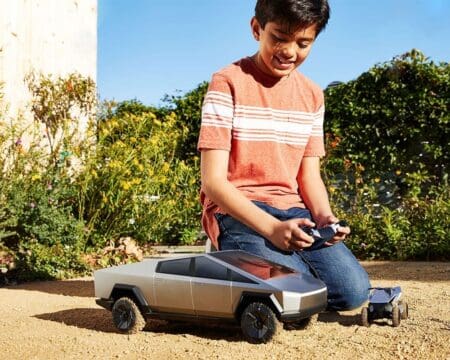Hot Wheels Radio Control 1:10 Tesla Cybertruck with Cyberquad - Image 2