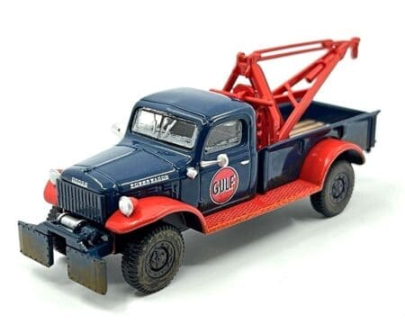 Greenlight 1:64 1950 Dodge Power Wagon Tow Truck Gulf Oil Weathered with Mechanic Figure Limited 3,600 Pcs - MiJo Exclusives - Image 2