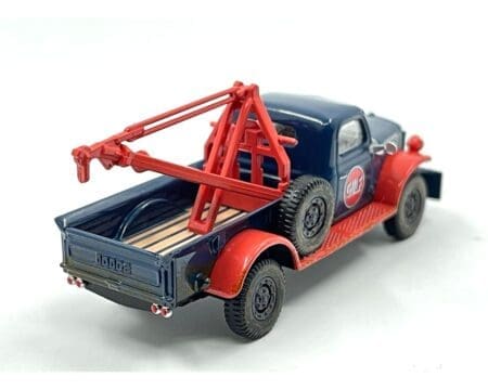 Greenlight 1:64 1950 Dodge Power Wagon Tow Truck Gulf Oil Weathered with Mechanic Figure Limited 3,600 Pcs - MiJo Exclusives - Image 3