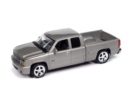 Auto World 1:64 2006 Chevrolet Silverado SS Truck Extended Cab Fleetside bed - Silver Birch Metallic - Image 2