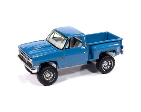 Auto World 1:64 1981 Chevrolet Silverado Stepside 10 4x4 - Medium Blue - Limited Edition - Image 2