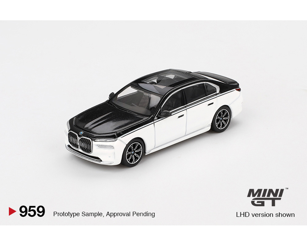 Mini GT 1:64 BMW i7 xDrive60 - Alpine White / Black Sapphire
