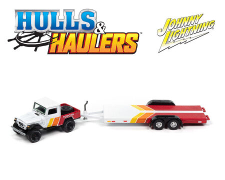 Johnny Lightning 1:64 Hulls & Haulers 1980 Toyota Land Cruiser w/Open Car Trailer - White - Image 2