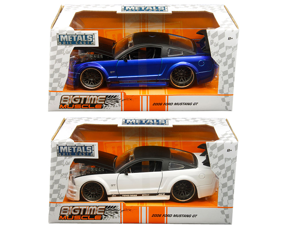 Jada 1:24 2006 Ford Mustang GT Set - Blue and White with Matte